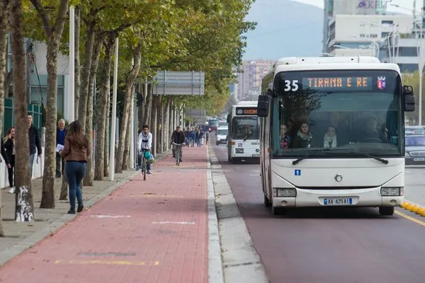 Rikthehet në normalitet transporti publik në Tiranë; arrihet marrëveshja me Qeverinë dhe Bashkinë