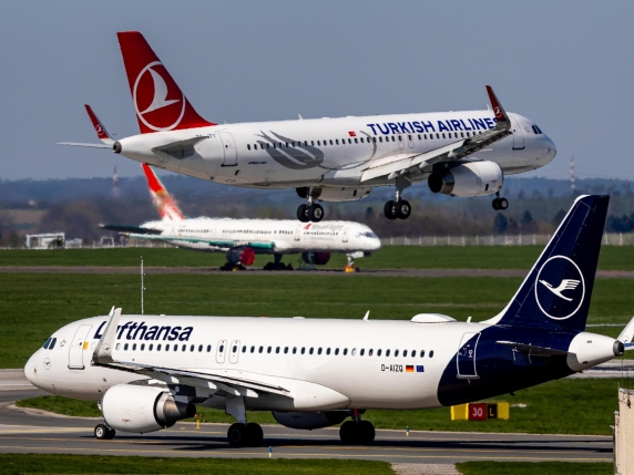 Rriten pasiguritë, gysma e kompanive ajrore europiane po shkurtojnë fluturimet