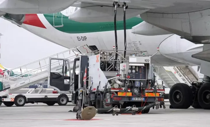 Rritet numri i aeroporteve italiane me mungesë karburanti, shqetësim për udhëtimet verore