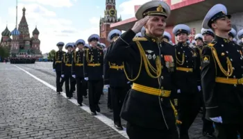 Rusia “tkurr” paradën ushtarake, frikë nga një sulm i Kievit me dronë
