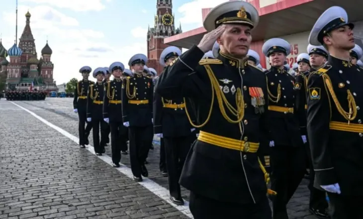 Rusia “tkurr” paradën ushtarake, frikë nga një sulm i Kievit me dronë