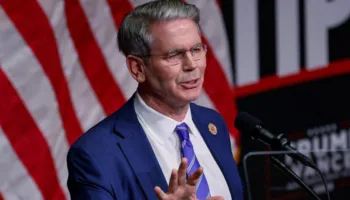 Sekretari Amerikan i Thesarit: Nafta e sekuestruar e Iranit dhe Rusisë t’i shitet vendeve të goditura nga bllokada e Hormuzit!