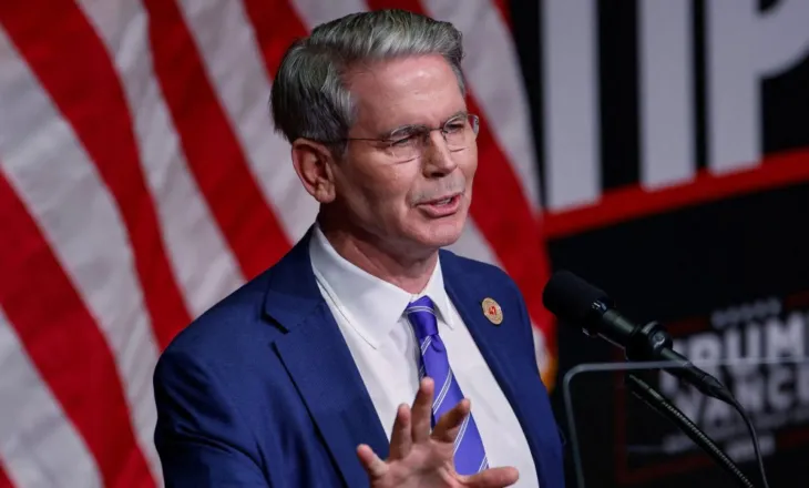 Sekretari Amerikan i Thesarit: Nafta e sekuestruar e Iranit dhe Rusisë t’i shitet vendeve të goditura nga bllokada e Hormuzit!