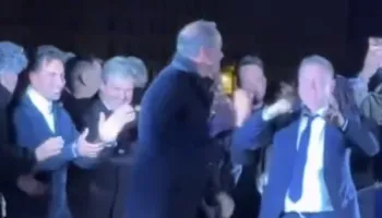 Sekretari i ardhshëm i Shëndetësisë i Hungarisë bëhet viral duke kërcyer në skenë pas fitores (VIDEO)