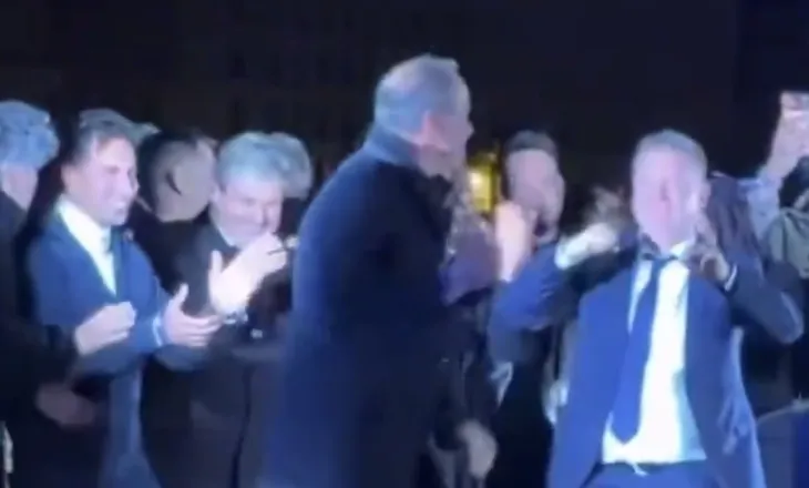 Sekretari i ardhshëm i Shëndetësisë i Hungarisë bëhet viral duke kërcyer në skenë pas fitores (VIDEO)