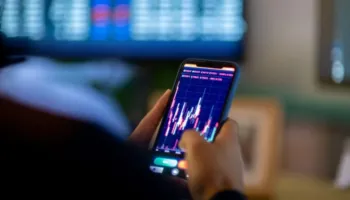 Sekretet para njoftimeve të Trump, kush po fiton miliona në heshtje?