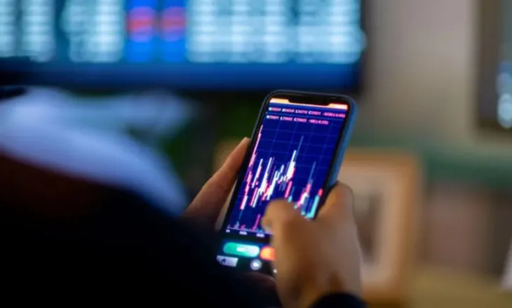 Sekretet para njoftimeve të Trump, kush po fiton miliona në heshtje?