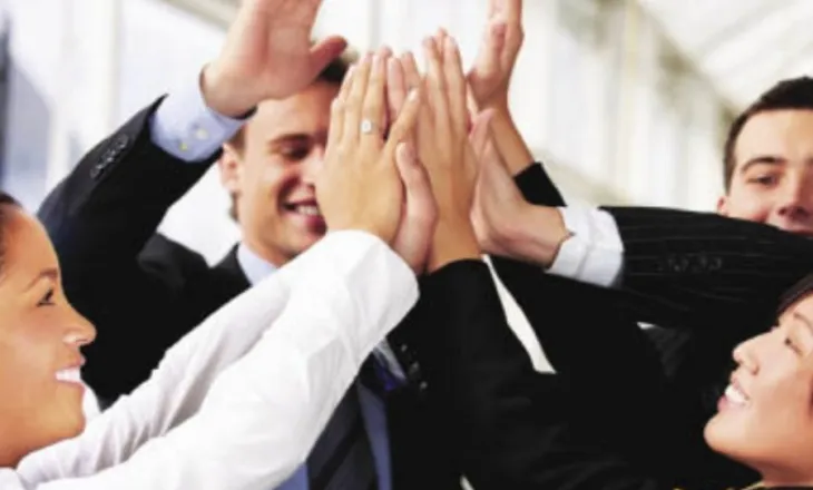 Sekreti i njerëzve të suksesshëm: Si flasin në punë dhe pse kjo ka rëndësi