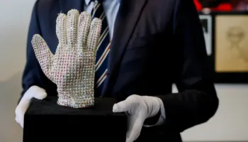 Sendet e Michael Jackson dalin në ankand, doreza ikonike e turneut “Bad” arrin vlera marramendëse (FOTO)