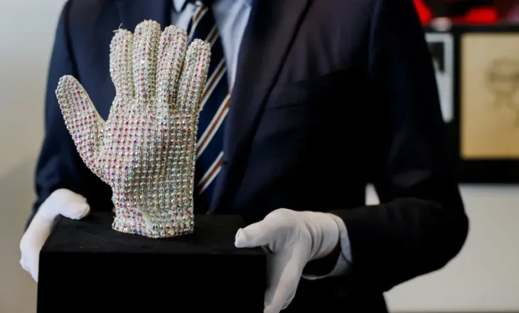 Sendet e Michael Jackson dalin në ankand, doreza ikonike e turneut “Bad” arrin vlera marramendëse (FOTO)