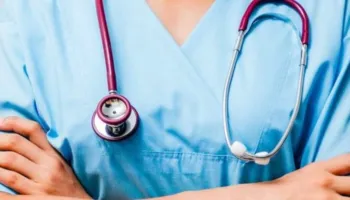 Sezoni turistik 2026/ Ministria e Shëndetësisë bën thirrje për mjekë dhe infermierë: Aplikimet nisin sot