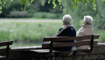 Sfidat e moshimit në Shqipëri, mungon dokumenti strategjik/ Ekspertët: Plakja e popullsisë, kosto shëndetësore dhe financiare