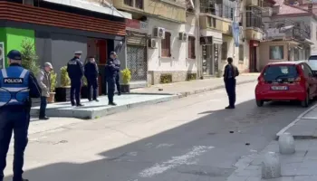 Sherr mes të rinjve në Korçë, plagoset njëri prej tyre. Pasi e rrahën u rrëzua në kangjella…