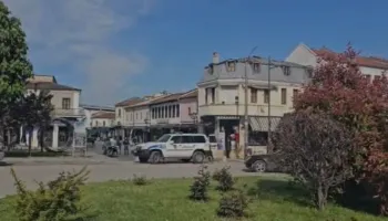 Shkak vendosja e tavolinave midis dy lokaleve, zbardhet plagosja te pazari i vjetër në Korçë