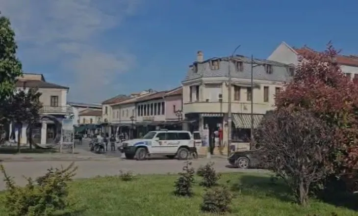 Shkak vendosja e tavolinave midis dy lokaleve, zbardhet plagosja te pazari i vjetër në Korçë