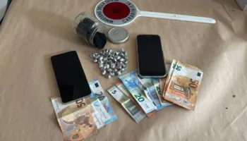 Shkoi të merrte kokainën e fshehur në pyll, kapet në flagrancë 19-vjeçari shqiptar në Itali