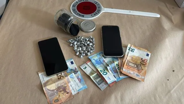 Shkoi të merrte kokainën e fshehur në pyll, kapet në flagrancë 19-vjeçari shqiptar në Itali