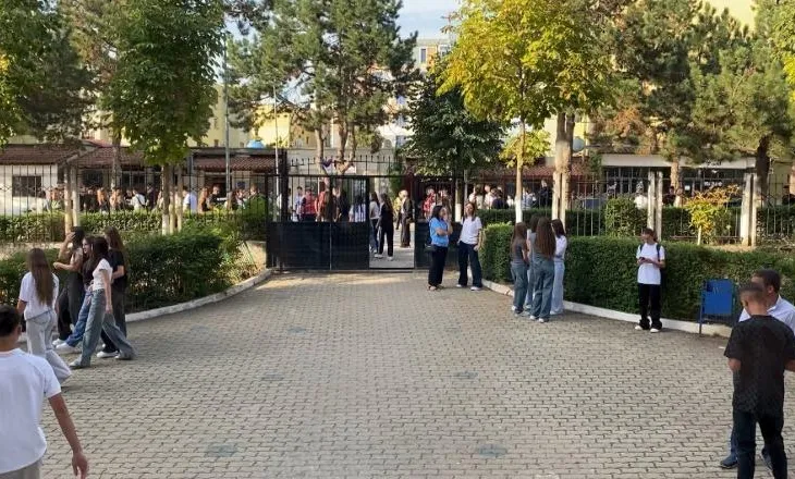 Shkollat publike të hapura edhe gjatë pasdites për nxënësit! Programi ‘Pas shkolle’, mundësi për mësuesit në pension