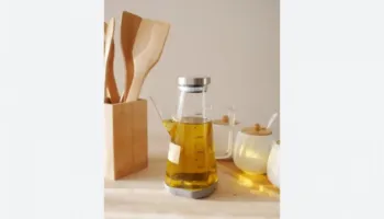 Si të pastroni enët e kuzhinës me vaj ulliri