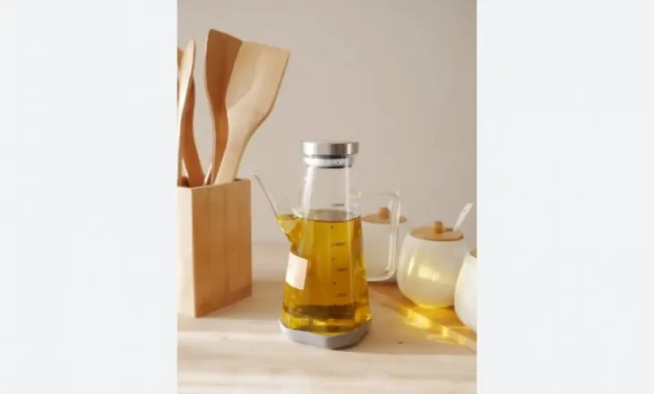 Si të pastroni enët e kuzhinës me vaj ulliri
