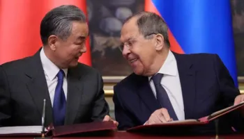 “Situata po del jashtë kontrollit”, Kina i kërkon bashkëpunim Rusisë për të ndalur luftën në Iran