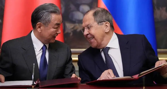 “Situata po del jashtë kontrollit”, Kina i kërkon bashkëpunim Rusisë për të ndalur luftën në Iran