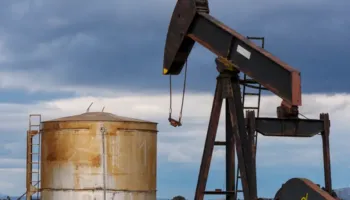 Situatë alarmante! Nafta mbi 100 dollarë për fuçi, tensionet SHBA-Iran rrezikojnë furnizimin global