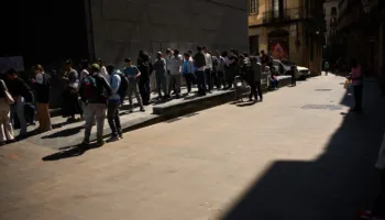 Spanja hap procesin e legalizimit masiv, mijëra emigrantë në radhë për të siguruar lejen e qëndrimit