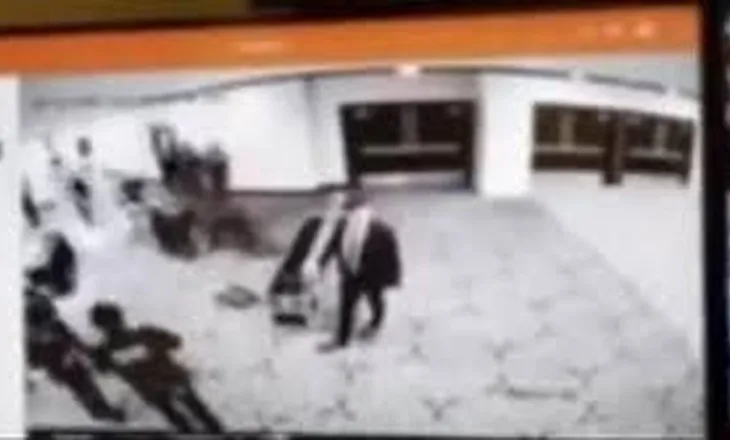 Sulmi në darkën e Trump, ja momenti kur agresori neutralizohet nga agjentët e Shërbimit Sekret (VIDEO)