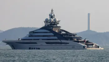 Superjahti 500 milionë euro i aleatit të Putinit lundron nëpër Ngushticën e Hormuzit pavarësisht bllokadës