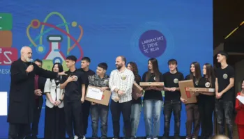 Të rinjtë nga Patosi fitojnë Festivalin Kombëtar të Shkencës me projektin për bletët