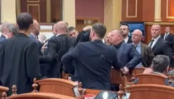 Tensionet në Kuvend, Flamur Noka godet me shishe uji Taulant Ballën pas ndërprerjes së seancës (VIDEO)