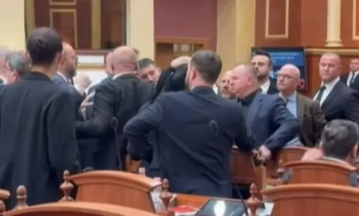 Tensionet në Kuvend, Flamur Noka godet me shishe uji Taulant Ballën pas ndërprerjes së seancës (VIDEO)
