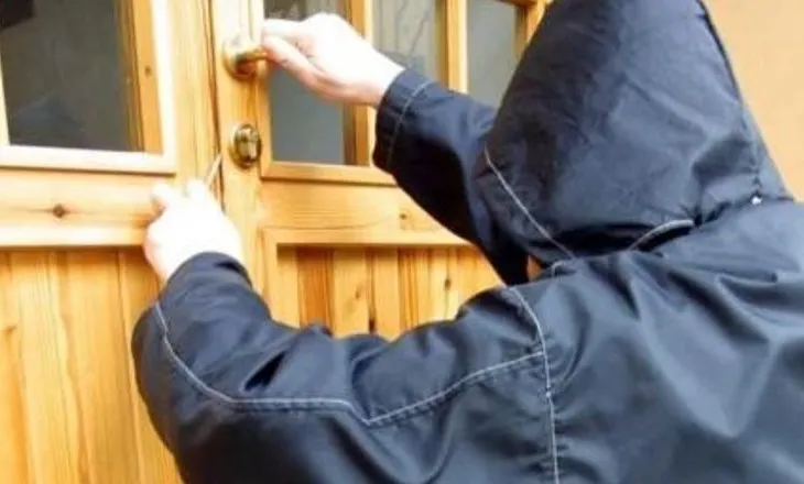 Tentativë grabitjeje që hapi “dosje” të reja për policinë, i mituri del i plagosur nga banesa që ushtrohej prostitucion në Tiranë