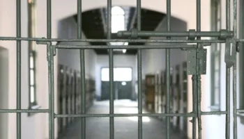 Tentoi të fuste kanabis në burgun e Fushë-Krujës gjatë takimit me një të dënuar, gruaja ndalohet nga autoritetet