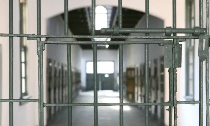 Tentoi të fuste kanabis në burgun e Fushë-Krujës gjatë takimit me një të dënuar, gruaja ndalohet nga autoritetet