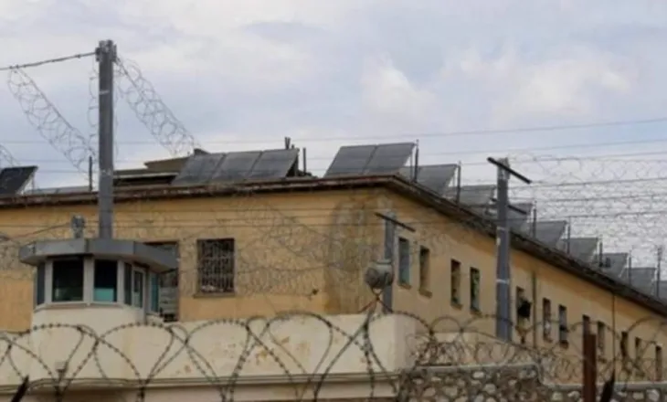 Tentoi t’i fusë telefonin në burg bashkëshortit të dënuar, pezullohet takimi në Rrogozhinë