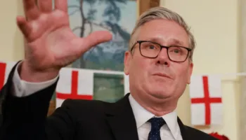 “The Telegraph”: Kriza brenda qeverisë britanike, Starmer nën presion për çështjen Peter Mandelson