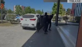 Theu masën “Arrest në shtëpi” dhe vodhi në dy banesa, pranga të riut në Astir