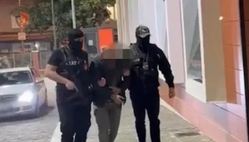 Tiranë, finalizohet operacioni “Barriera”, arrestohet 48-vjeçari me arsenal armësh në makinë