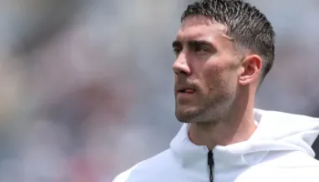 Tjetër dëmtim për Vlahovic, sulmuesi serb do të qëndrojë jashtë fushave për rreth 20 ditë