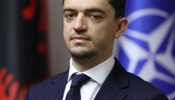 Tjetër ndryshim në Qeveri! Lirohet nga detyra zv.ministri i Mbrojtjes, ja kush e zëvendëson (EMRI)