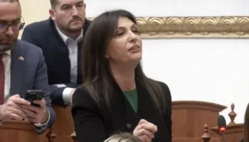 Topalli bëhet “nostalgjike”, rikthen shprehjen “kape për zhelesh, nxirre jashtë”, ironizon Peleshi: S’ma merrte mendja…