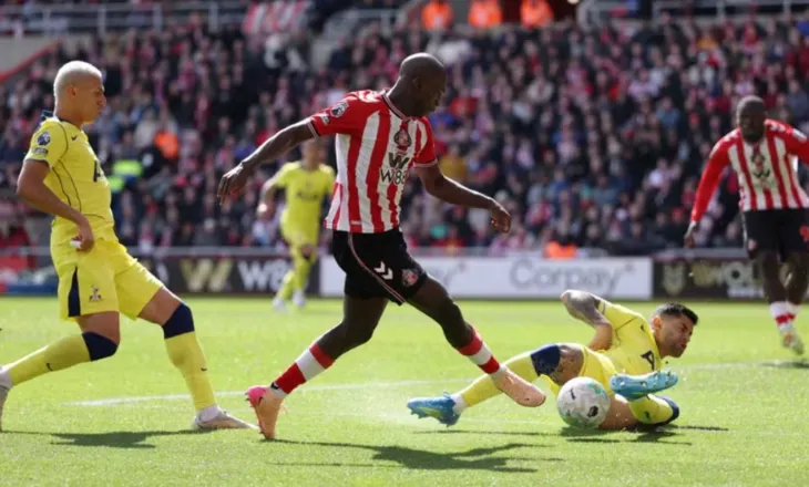 Tottenham mposhtet nga Sunderland dhe rrezikon më shumë se kurrë qëndrimin në PL. Crystal Palace befason në fund Newcastle (video)