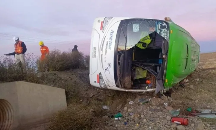 Tragjedi në Bolivi/ Të paktën nëntë të vdekur pas përmbysjes së një autobusi