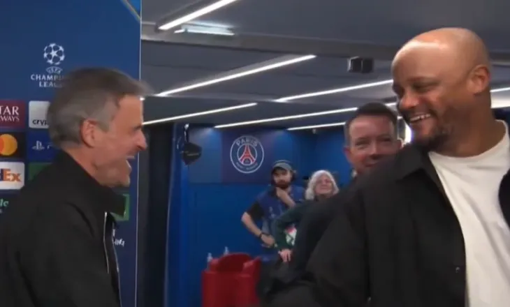 Trajnerët, “show” pas PSG-Bayern 5-4. Enrique i thotë Kompany: “U kënaqe nga tribuna?”. Përgjigja: “Jo”