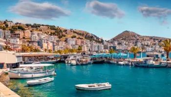 “Travel Off Path”: Valë turistësh në Shqipëri mes rregullave të reja të hyrjes në BE