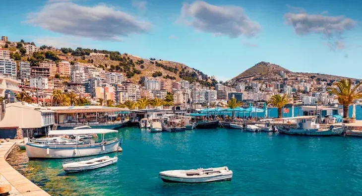 “Travel Off Path”: Valë turistësh në Shqipëri mes rregullave të reja të hyrjes në BE