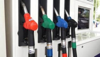 Trefishohet shitja e naftës në RMV, 200 mijë litra në ditë blihen kryesisht nga shoferët e Shqipërisë