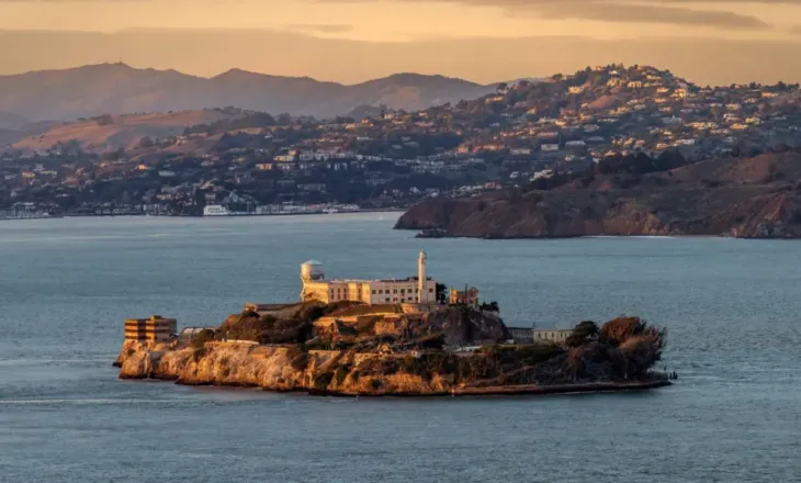 Trump kërkon 152 milionë dollarë për të rihapur burgun famëkeq të Alcatraz-it
